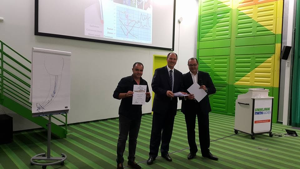 Le Dr Mohammed Mikou recevant une distinction lors d'une cérémonie universitaire